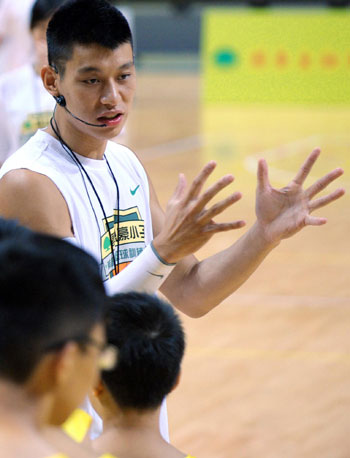 Jeremy Lin returns home to teach youth