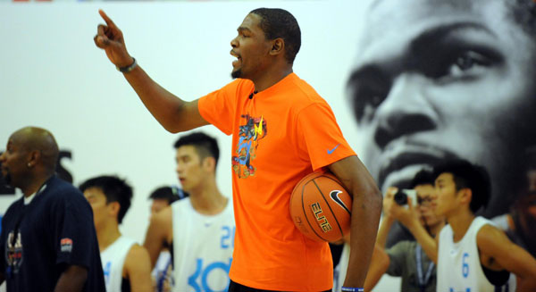 Durant coaches young players in Hong Kong