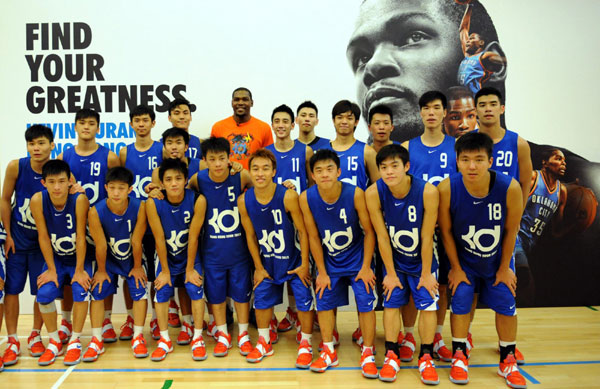Durant coaches young players in Hong Kong