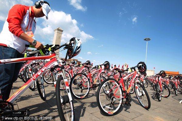 World-class cyclists ride around Beijing