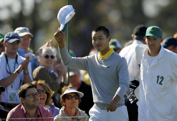 Chinese teen golfer draws young admirers