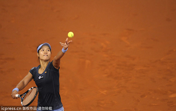 Li reaches final in Stuttgart to meet Sharapova
