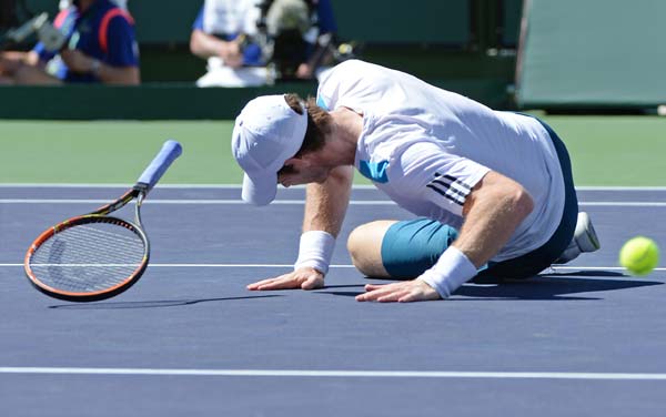 Federer advances as Wawrinka, Murray fall at Indian Wells