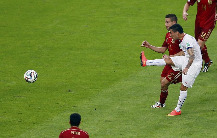 Spain's reign ends as Chile prove too hot to handle