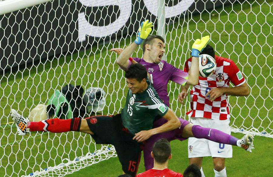 Mexico beats Croatia 3-1, advances in World Cup