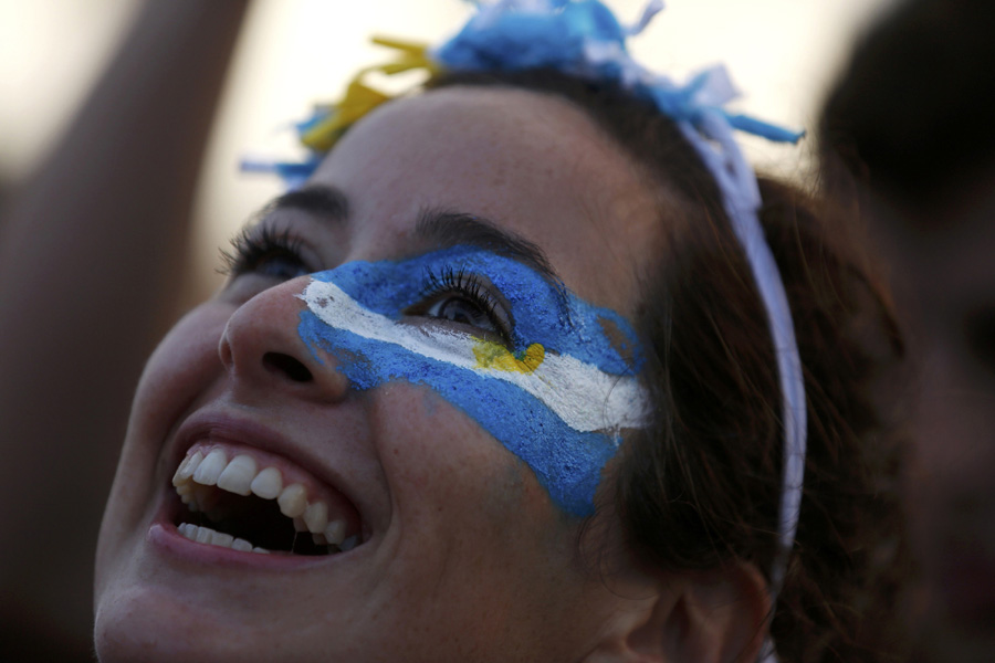 Argentina into World Cup final on penalties