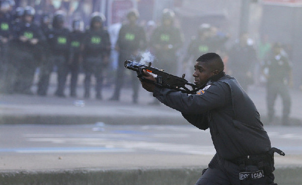 Police arrest protesters before final