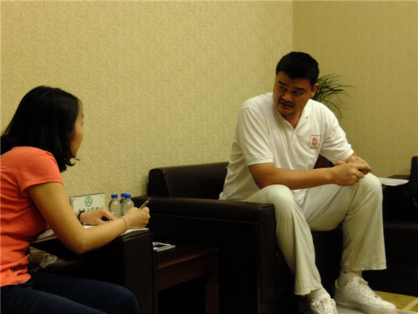 Yao Ming helps teens and cultivates new players