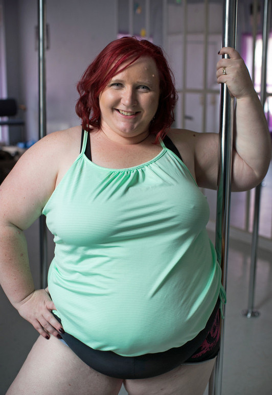 252 pounds pole dancer swings with flexibility