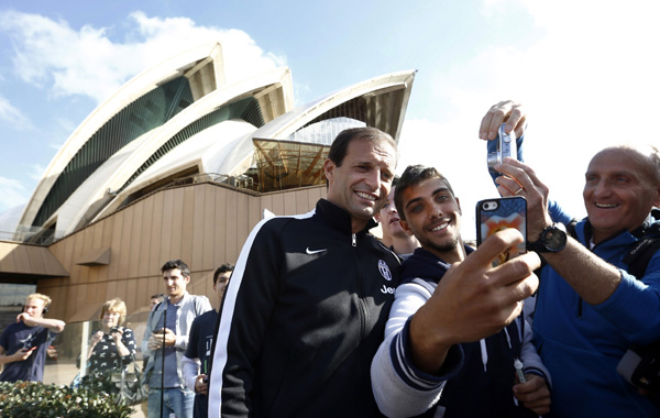 Juventus greeted by 500 fans in Sydney