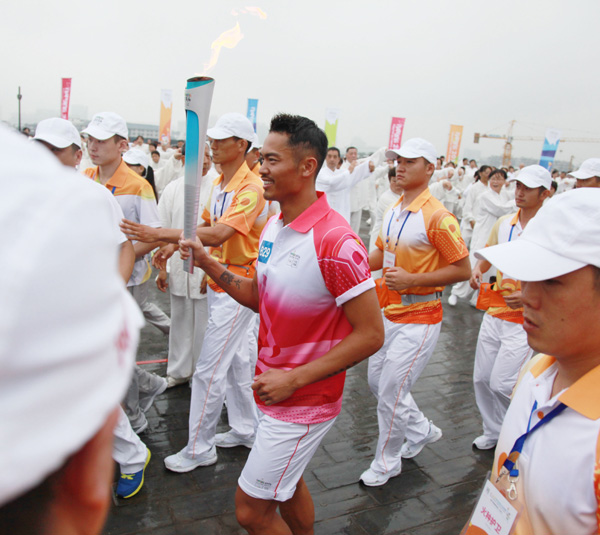 Lin Dan leads Youth Olympic Games torch relay in Nanjing