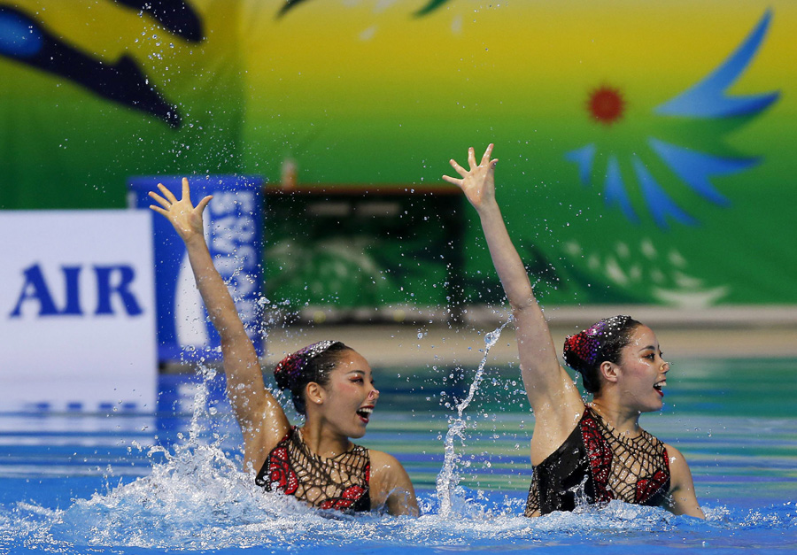 China wins gold in synchronized swimming duets at Games