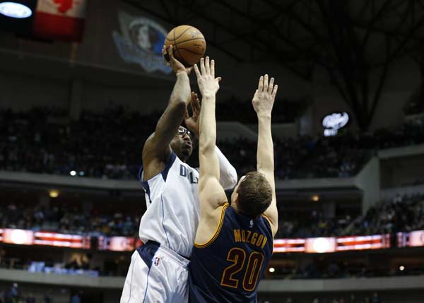 LeBron leads Cavs over Mavs 127-94