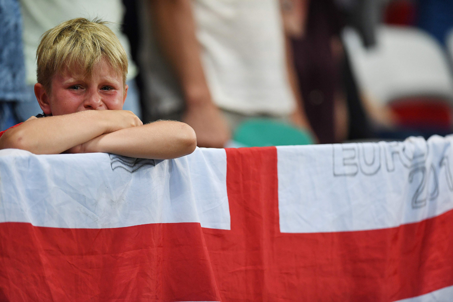 Iceland shock England 2-1 to reach quarterfinals