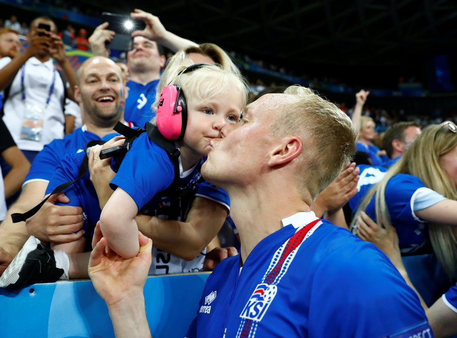 Iceland shock England 2-1 to reach quarterfinals