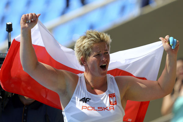 Wlodarczyk shatters world record for hammer gold