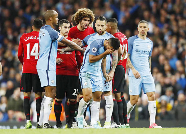 Fellaini sent off but United holds City to 0-0 in EPL derby