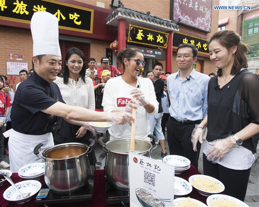 Li Na tastes local delicacy during WTA Wuhan Open