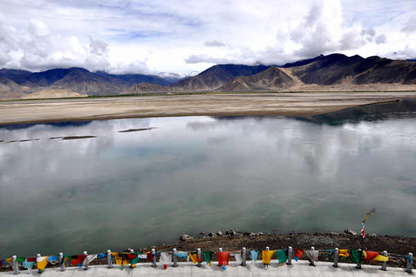 The Beautiful Scenery along Yarlung Zangbo River