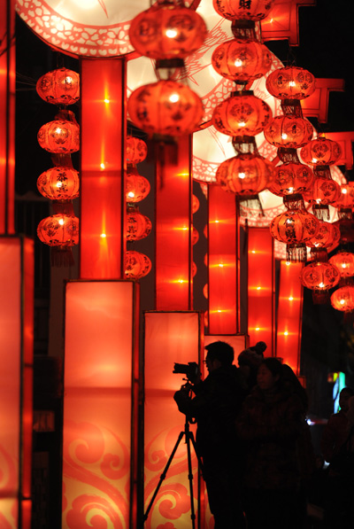 Festive lantern fair lights up E China