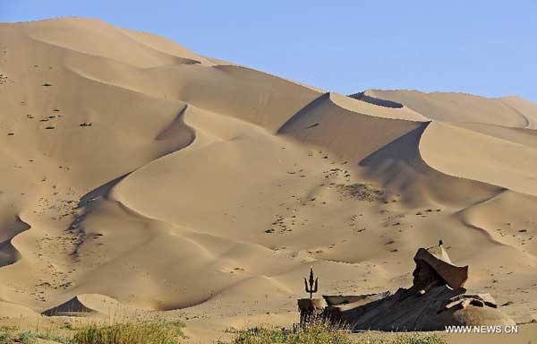 Mysterious scenery of Badain Jaran Desert in N China