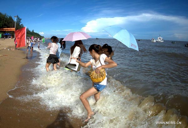 Enjoy waves of Sanniang gulf in China's Guangxi