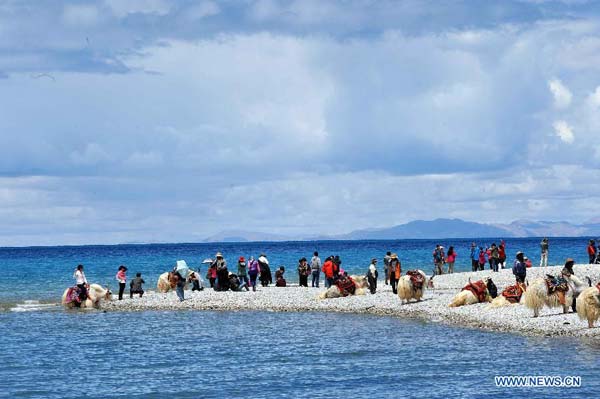 Nam Co Lake embraces tourism peak in Tibet