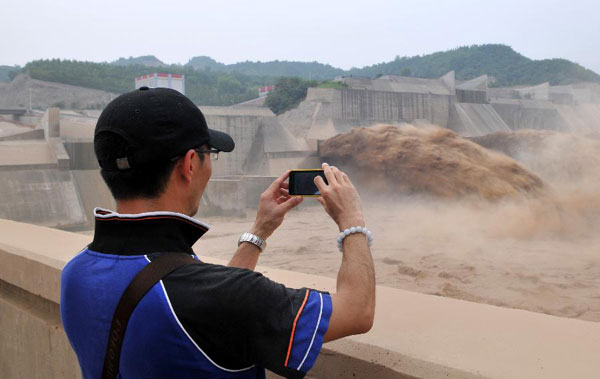 Tourists visit Xiaolangdi Reservoir on Yellow River