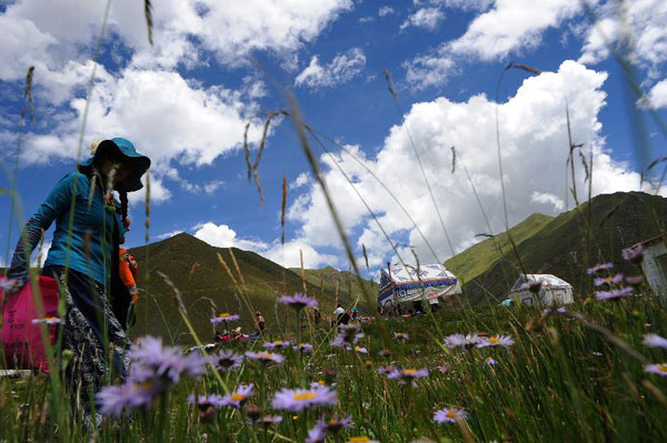 People of Tibetan ethnic group enjoy outing on outskirts of Lhasa