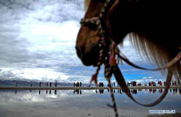 Tourists enjoy gorgeous scenery in Tibet