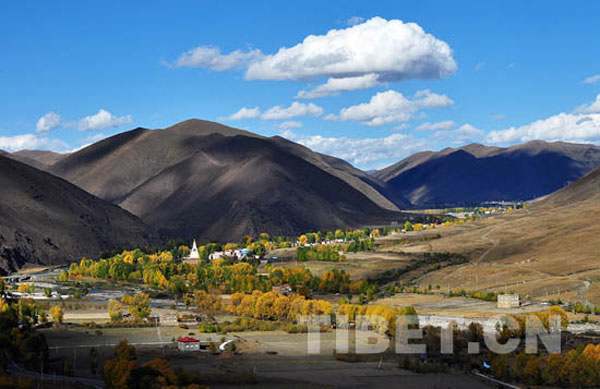 Autumn scenery along Sichuan-Tibet Highway