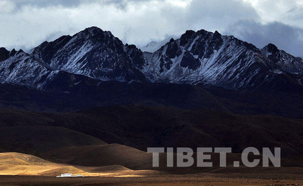 Autumn scenery along Sichuan-Tibet Highway