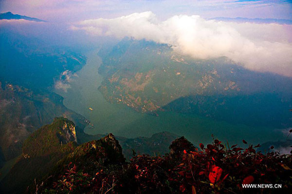 Autumn red leaves in Three Gorges area, C China