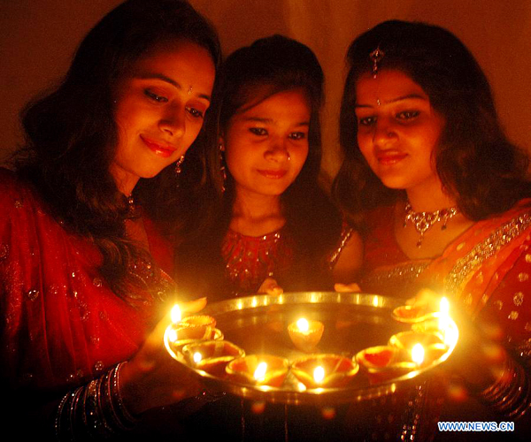 Indians prepare for Hindu festival of Diwali