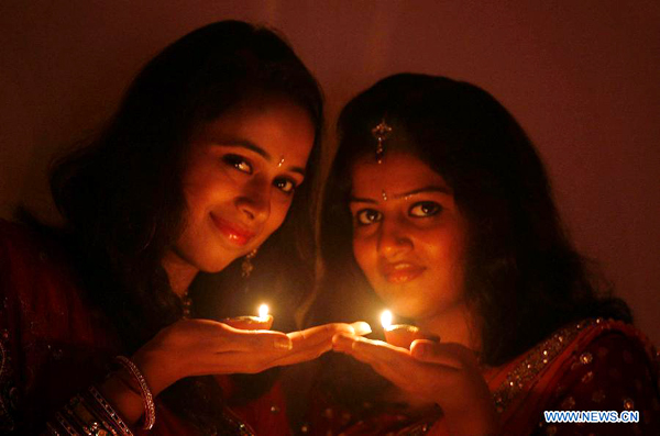 Indians prepare for Hindu festival of Diwali