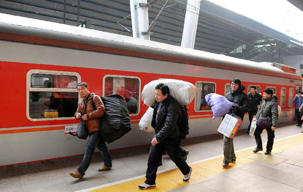 Lunar New Year travel rush seen at Beijing West Railway Station