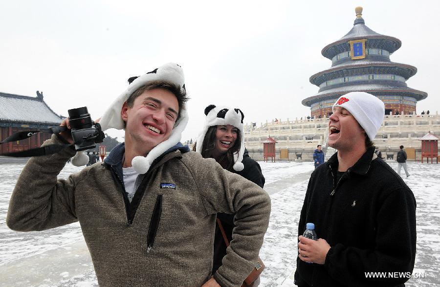Foreign tourists visit Temple of Heaven in Beijing