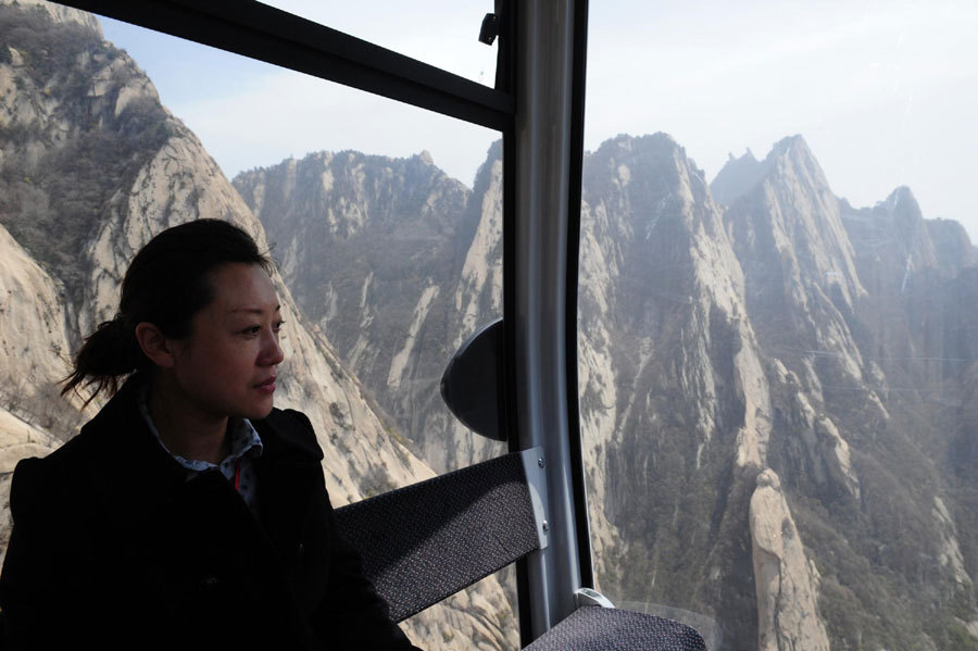 Cableway in Mount Huashan put into trial operation