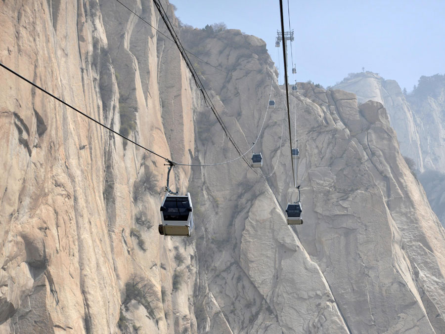 Cableway in Mount Huashan put into trial operation