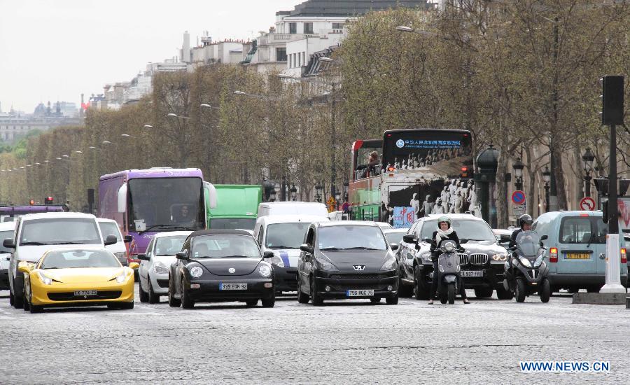 Tourist bus presents charm of China's tourism in Paris