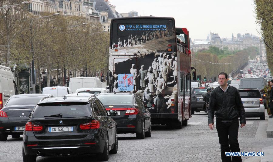 Tourist bus presents charm of China's tourism in Paris