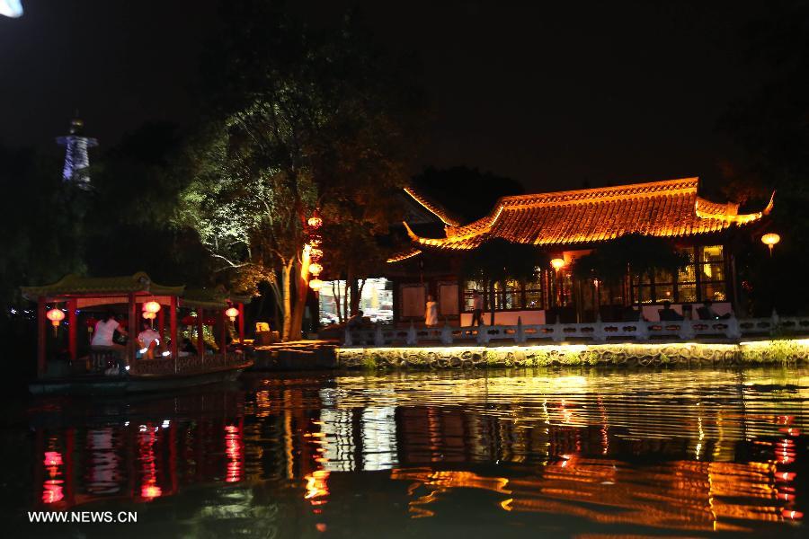 Slender West Lake unveils night tour service