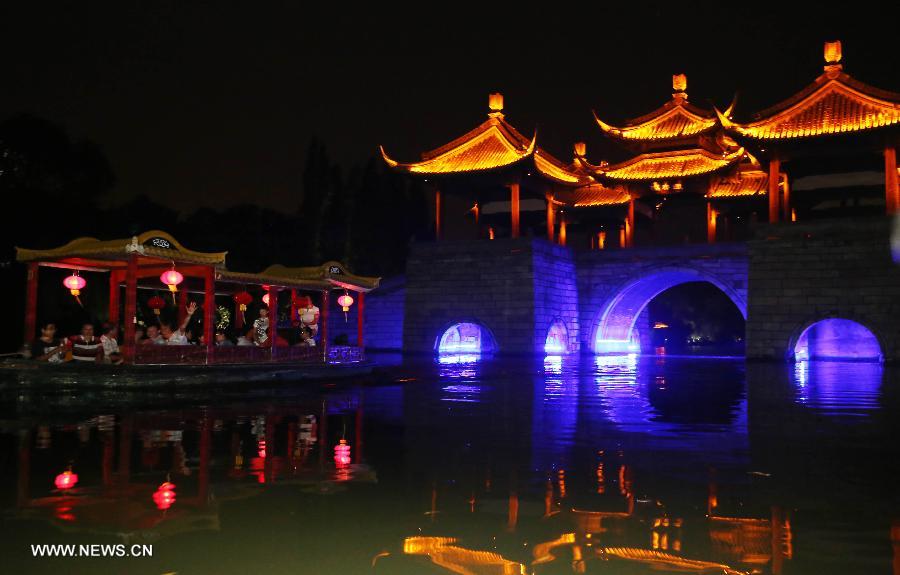 Slender West Lake unveils night tour service