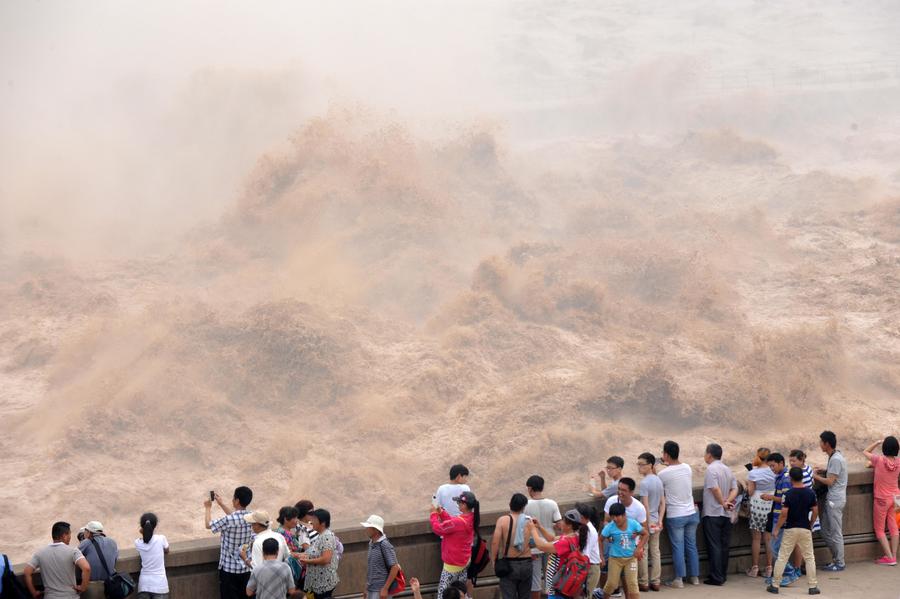 Visitors view sand-washing operation