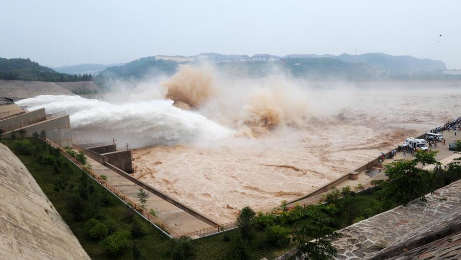 Visitors view sand-washing operation