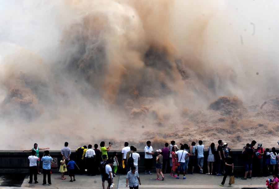 Visitors view sand-washing operation