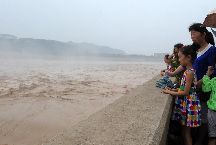 Visitors view sand-washing operation