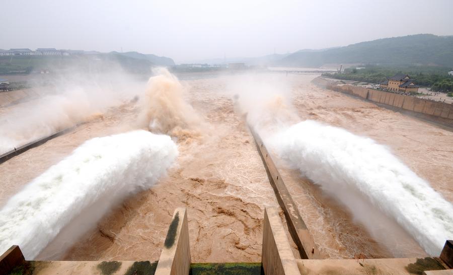 Visitors view sand-washing operation