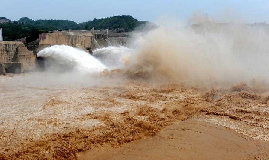 Visitors view sand-washing operation