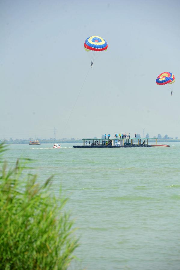 China desert wetlands Shahu Lake welcomes summer peak season